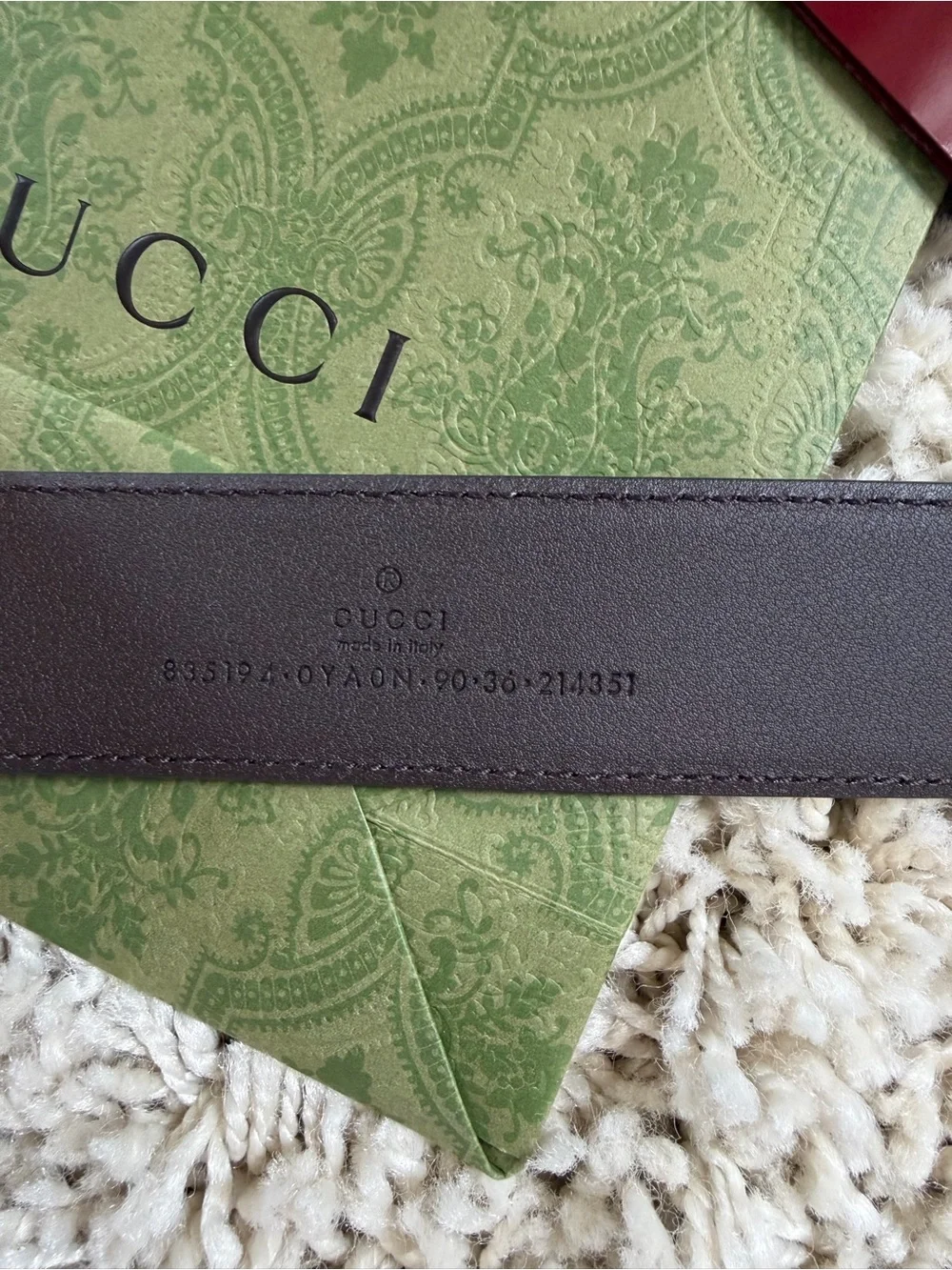 Gucci White Drawstring Dust Bag with Green and Burgundy Packaging
